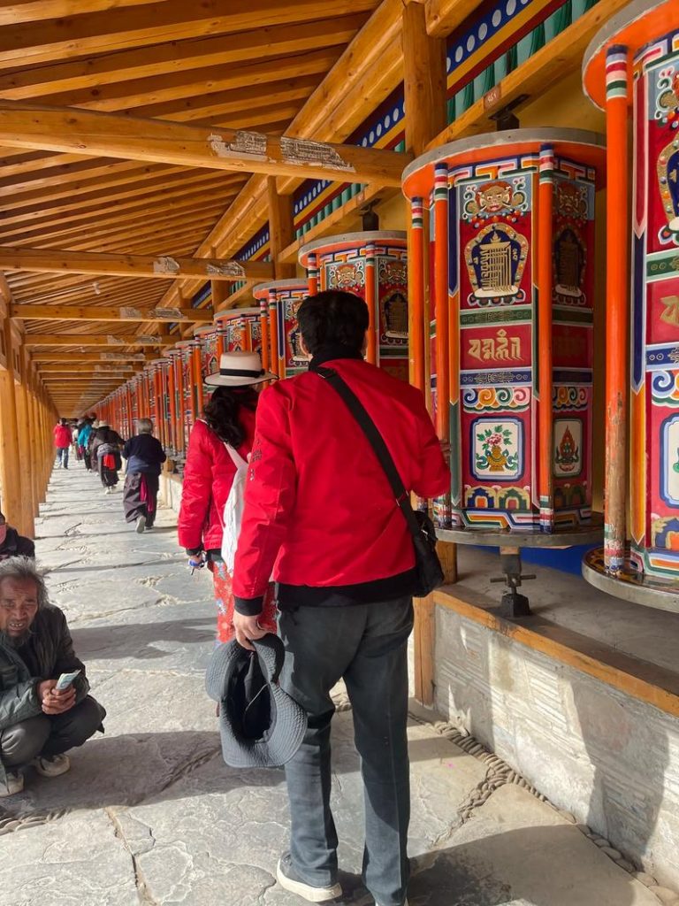 拉卜楞寺转经长廊的人群